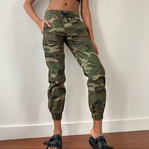 Aritzia Pants - ARITZIA TNA Women’s Alix Green Camo Joggers Pants Size M Ins 27” WORN 2-3x MINT